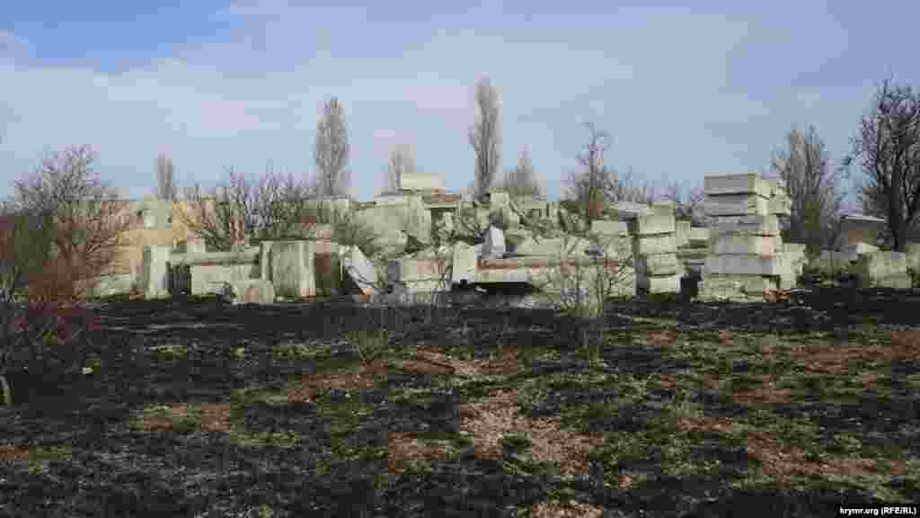 Еще в более унылом, жутком виде – обширная техническая зона. В некоторых местах с почти полностью разобранными до альминских блоков строениями.