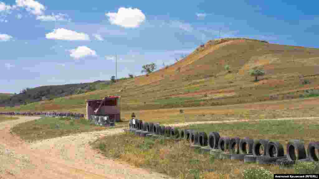 На холмах за Скворцово еще в 1974 году проложили трассу мотокросса. В ноябре прошлого года там завершился третий этап «Кубка Крыма». Соревнование приурочили к российскому Дню народного единства и 102-ой годовщине органов внутренних дел России