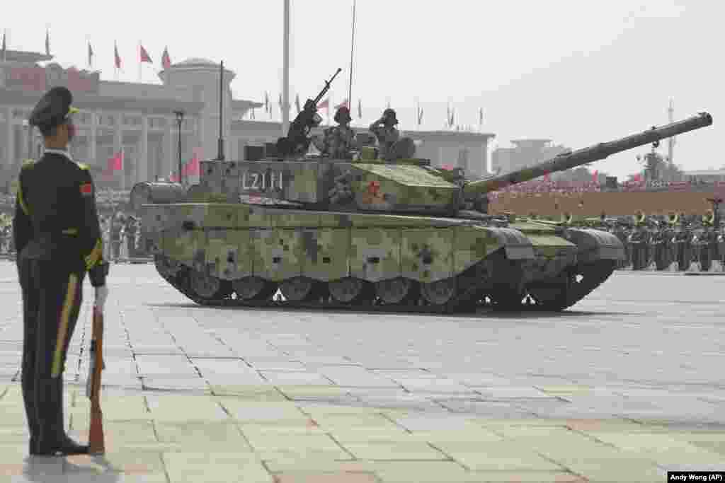 Kineski tenk tokom parade.