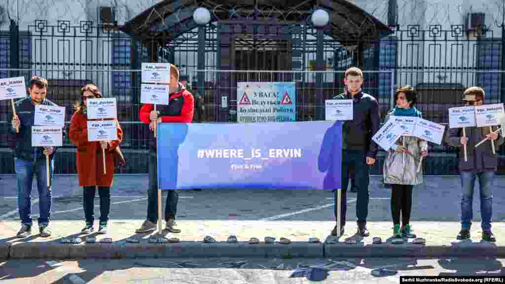 Возле здания посольства России в Киеве в рамках акции «ГдеЭрвин» 25 апреля 2017 года активисты нарисовали 3D-рисунок пропасти, который символизирует пропавших крымчан  