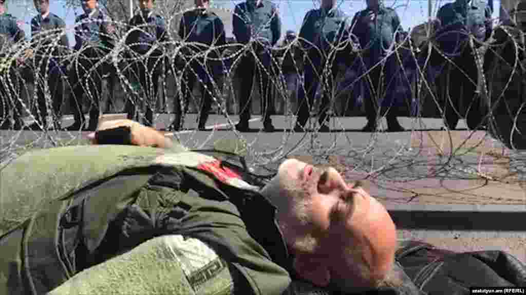 Активіст опозиції Вардгес Гаспарі протестує щодо призначення екс-президента Вірменії, лідера правлячої Республіканської партії Вірменії (РПА) Сержа Сарґсяна новим прем’єр-міністром 