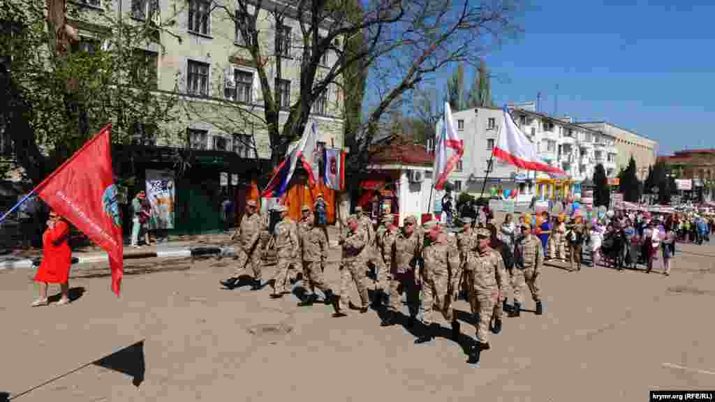 Среди участников демонстрации – представители крымской «самообороны». 