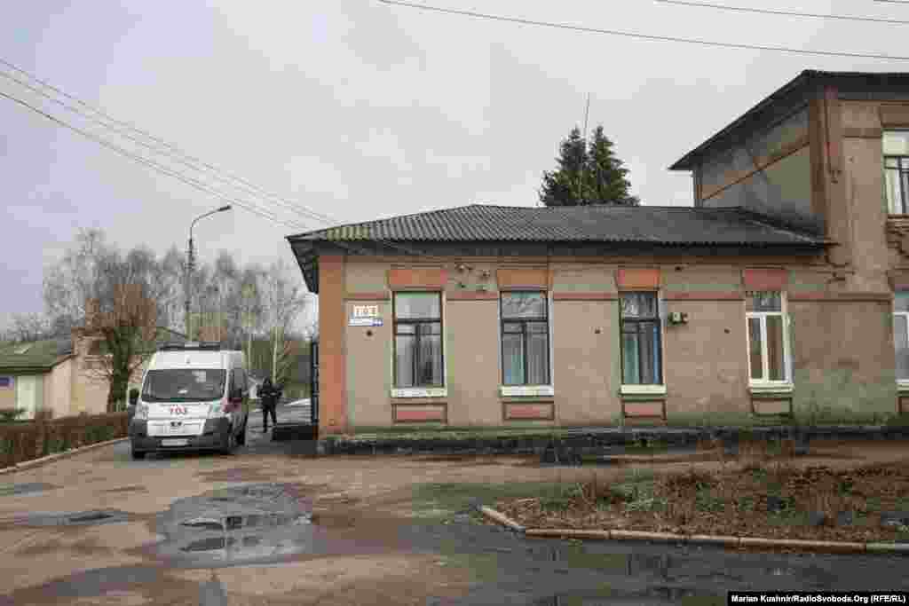 Та не на довго, бо невдовзі у приймальний пункт інфекційки привезуть ще одного пацієнта. А згодом – наступного. І здається, що це ніколи не закінчиться