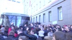 Росія: у Москві протестувальники намагалися відбити автозак з Навальним (відео) Росія: у Москві протестувальники намагалися відбити автозак з Навальним (відео)