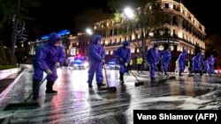 Працівники у захисних костюмах миють проспект Руставелі у Тбілісі, 15 квітня 2020 року