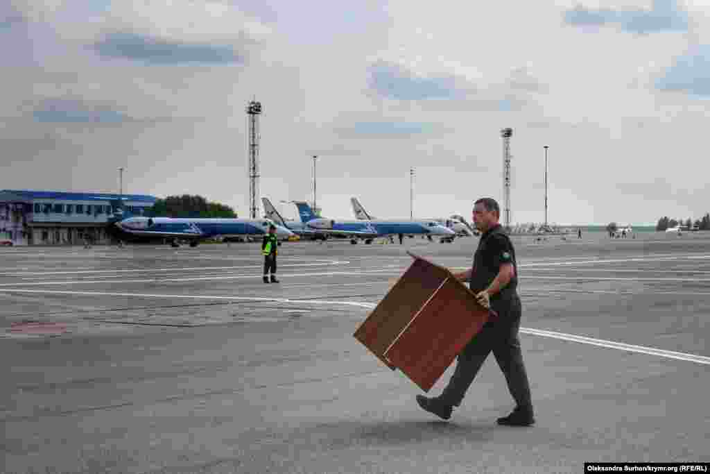 Вскоре после того, как самолет отправился в Москву, на взлетную полосу аэропорта «Борисполь» вынесли стол для пресс-конференции украинского президента Владимира Зеленского