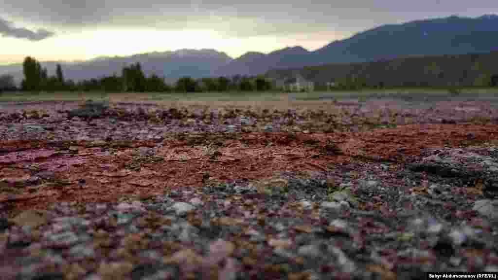 Спрос на авиарейсы возрастал, поэтому в 1985 году был введен в эксплуатацию небольшой аэровокзал. Взлетную полосу заасфальтировали  