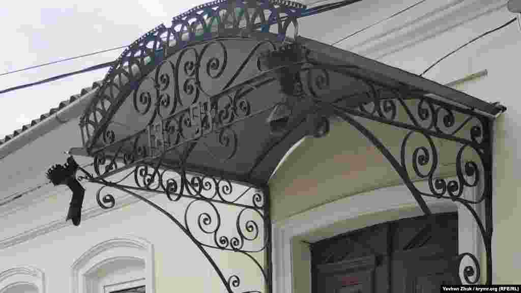 Один из таких домов на улице Матвея Воронина – под номером 49. Точная дата постройки указана на навесе над крыльцом – 1893 год. Примечательны филенчатые входные двери, чувствуется рука мастера-столяра