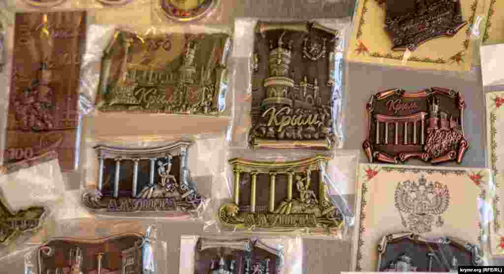 Такі ж ціни і на магнітики з пам'ятками Алушти та інших кримських курортів