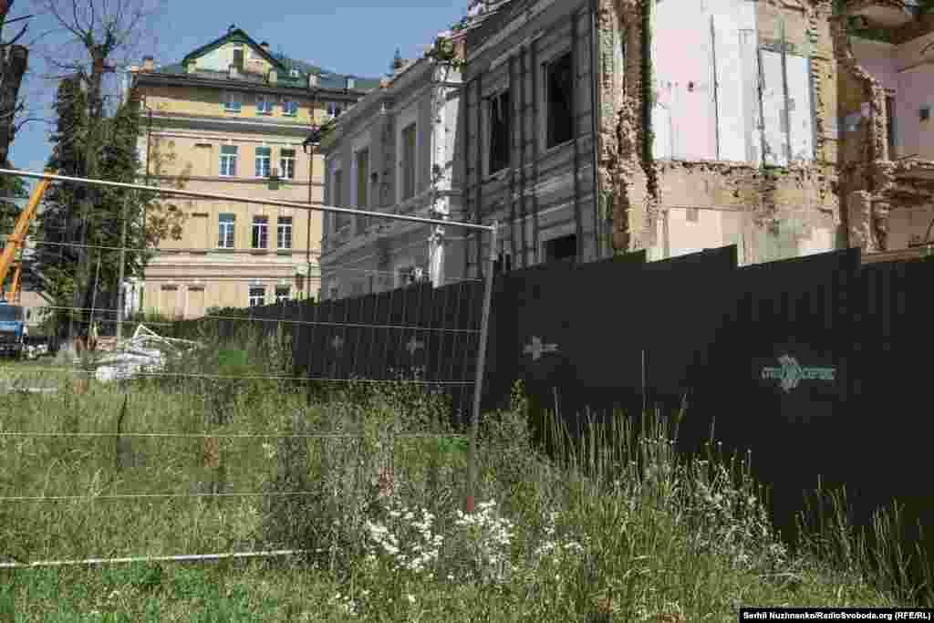 Цей лікар отримав поранення, однак, попри це, допомагав розбирати завали зруйнованого корпусу.Зараз територія будівлі огороджена. Замість двох корпусів, які відновити неможливо, планують збудувати один сучасний