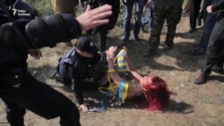 На українсько-польському кордоні поліція затримала активістку Femen (відео) На українсько-польському кордоні поліція затримала активістку Femen (відео)