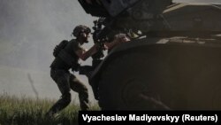 Український військовий готується вести вогонь із РСЗВ «Град» по російських позиціях, червень 2025 року