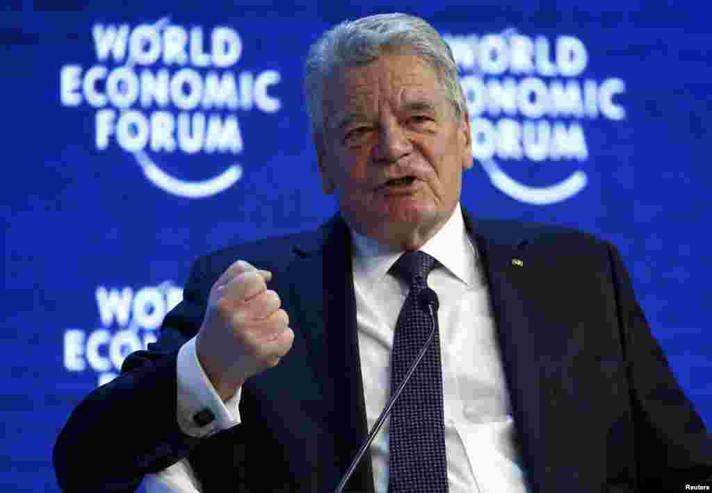 Канцлер Германии Ангела Меркель, как отмечают СМИ, пропускает Давос второй раз за последние годы. В 2014-м ей помешала спортивная травма, в нынешнем году - сложная внутриполитическая обстановка в ФРГ. Страну в Швейцарии представляет федеральный президент Йоахим Гаук. 