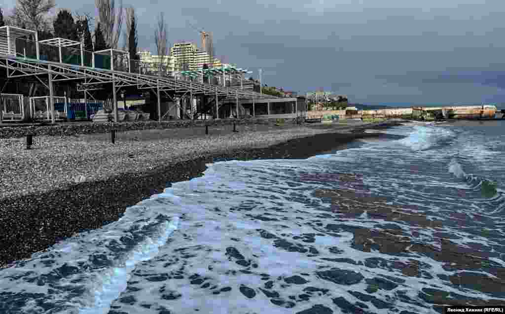 Море в районе восточной набережной города-курорта пока спокойно. Хотя уже в ближайшие дни оно может серьезно «заволноваться». Если верить сообщению пресс-службы местного российского МЧС, то уже с 4-5 февраля на Крымском полуострове ожидается усиление северо-западного ветра 15-20 м/с, в южных, восточных районах и горах порывы до 25 м/с. По прогнозам синоптиков, в Алуште ожидаются также сильные дожди, переходящие в снегопад, отложение мокрого снега и гололедица