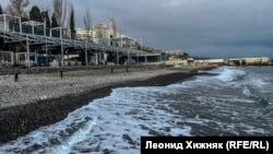 «Мертвое» межсезонье в Алуште на фоне войны и мазута (фотогалерея)