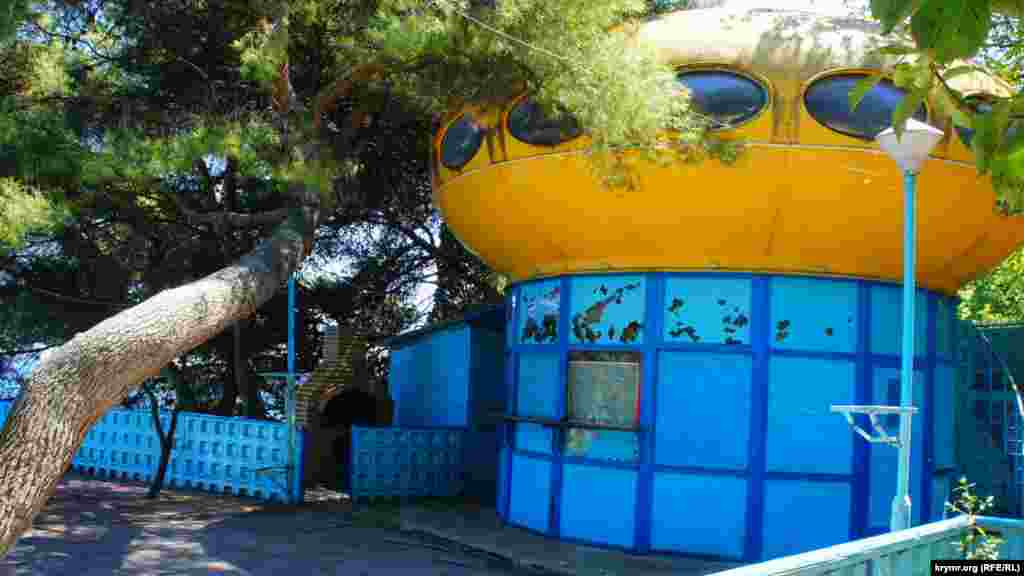 В конце набережной можно отыскать старое, известное многим кафе «Тарелка» (по крайней мере, его так называют). Раньше здесь в августе часто отмечали так называемый «московский новый год», а теперь оно пустует и остается памятником ушедшей эпохи шумных вечеринок в здешних местах