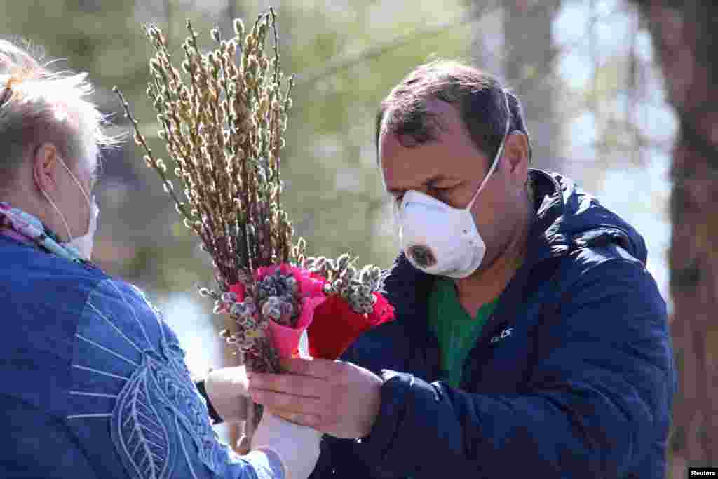 На мужчине – противоаэрозольная защитная маска для лица.  Чаще всего такие маски используются на стройках и в промышленности. В отличие от медицинской маски, эта плотно прилегает к лицу, что повышает степень защиты. На маске обязательно есть клапан для дыхания. Такие маски имеют три разных степени очистки и защиты FFP