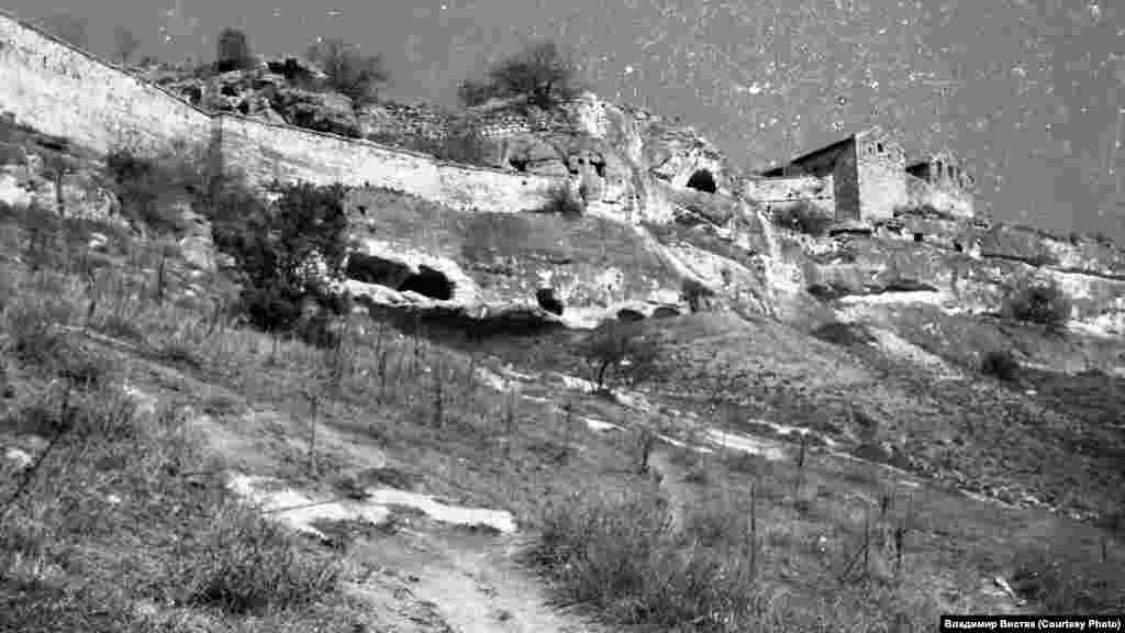 От древнейшей части Чуфут-Кале сохранились главная стена и арка X века. Город находился под контролем разных крымских народов. В разные годы его населяли византийцы, аланы, крымские татары и караимы