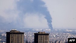 Një shtëllungë tymi shihet duke dalë nga një rafineri e naftës në Teheran pas një sulmi izraelit më 17 qershor 2025.