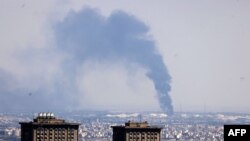 Дим над нафтопереробним заводом після ізраїльського удару по столиці Ірану Тегерану 17 червня