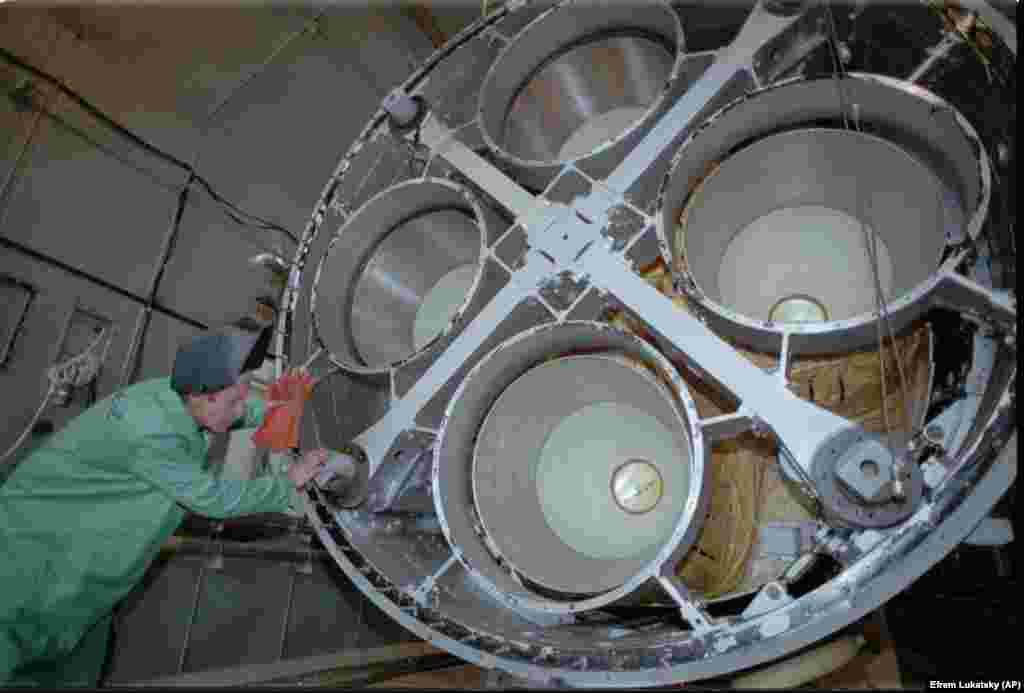 Инженер разбирает ракету СС-19 на специальной станции по уничтожению ракет в Днепропетровске 26 июля 1996 года. Станция была построена на деньги США 