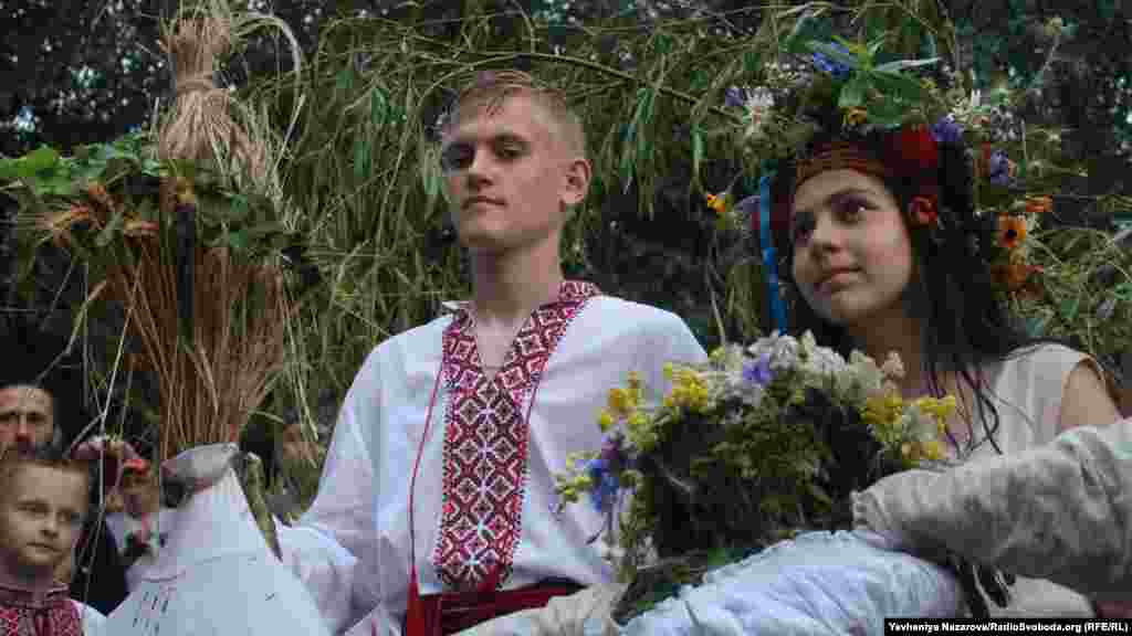 Під час святкування Купала його учасники розіграли сцену зустрічі та одруження давньослов’янських богів Морени та Купала. В кінці свята опудало Купала спалять на вогнищі, а Морени – кинуть до річки, символічно повертаючи до їх власної стихії