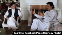 د پاکستان تحریک انصاف مشر عمران سره د کډوالو پر ستونزه د پاکستان لپاره د افغانستان سفیر عمر زاخېلوال لیدل ول.