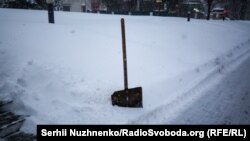 Вночі було задіяно 441 одиниця спецтехніки і 251 працівник у складі 40 бригад з ручного прибирання
