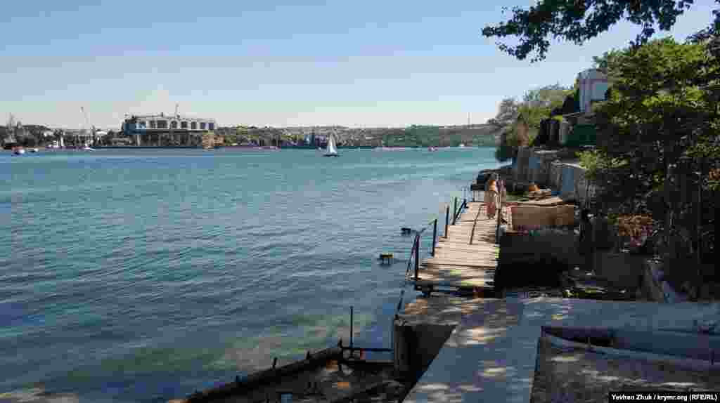 Деревянный мостик – это импровизированный пляж, которым по большей части пользуются местные жители