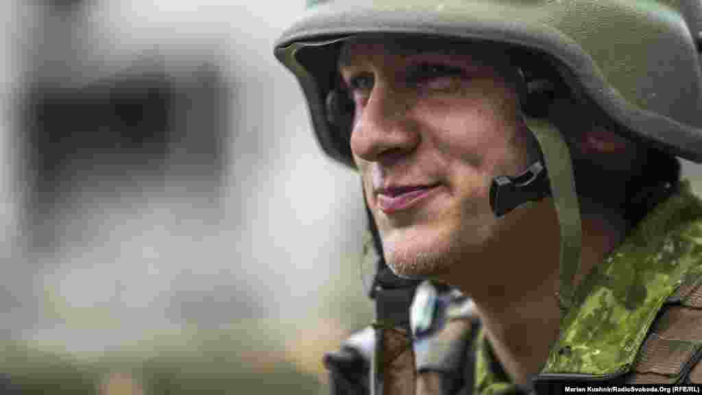 Тутешній командир Андрій Верхогляд одразу після випуску з Академії сухопутних військ у Львові, відправився на передову. Йому – всього 21 рік. Хвалиться, що на днях виповниться уже 22. Воює на передовій з березня. Каже, що кадровий військовослужбовець. І ще до війни в Україні знав, що може потрапити в якусь гарячу точку як миротворець. «Тепер не треба нікуди їхати», – сміється.