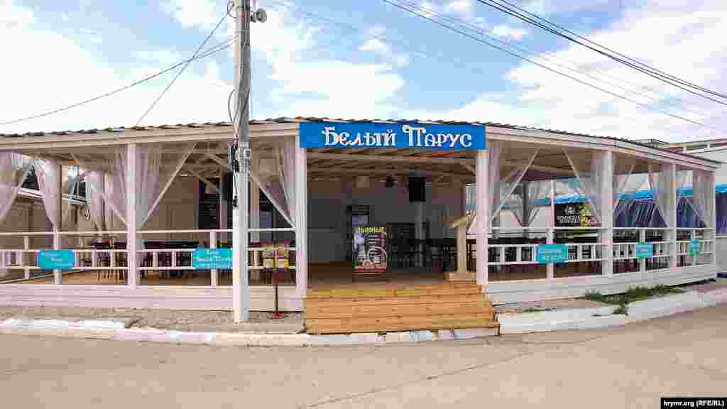 Кафе «Белый парус» на пляже парка Победы не может похвастаться наплывом посетителей