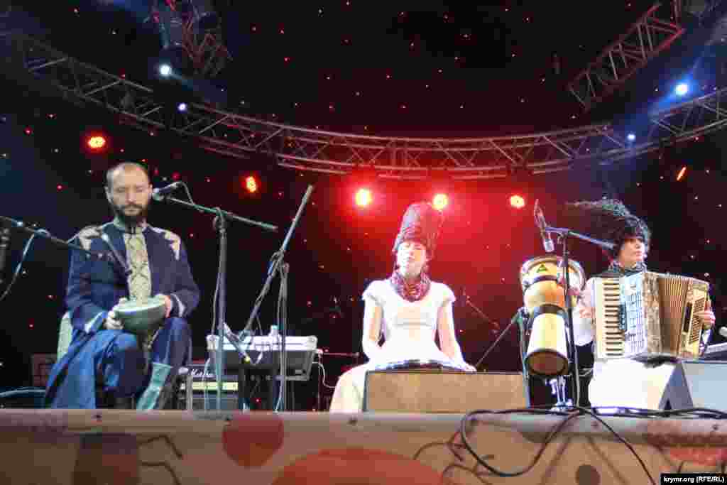 На сцене – группа ДахаБраха