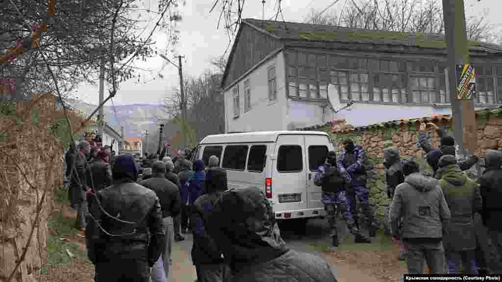 Дом крымского историка Шукри Сейтумерова во время обыска. Адвокатов на место проведения обысков не пустили. По словам адвоката Эмиля Курбединова, решение не пускать защитников в дома крымских татар, является незаконным