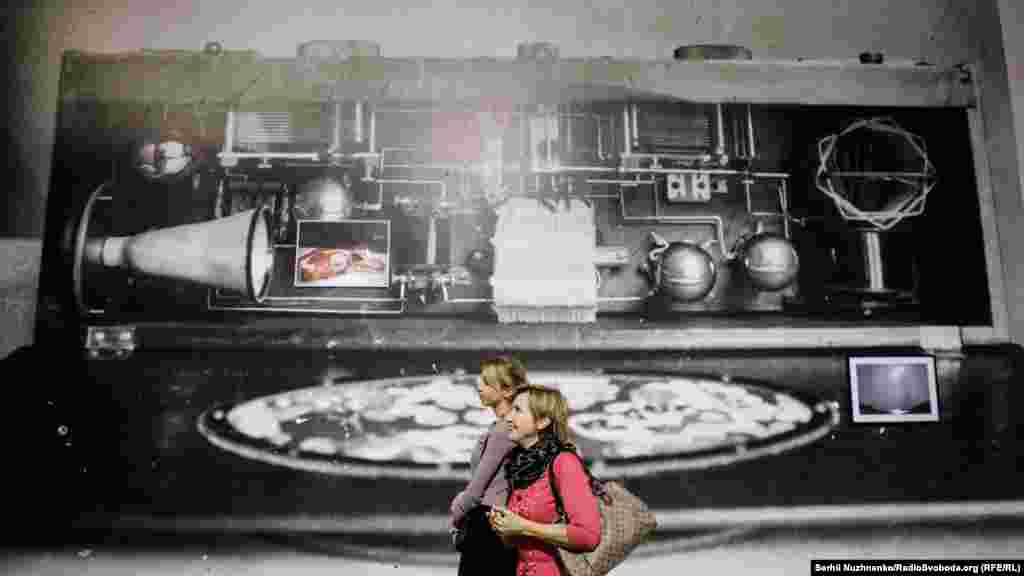 Андрій Бояров, мультимедійна інсталяція «Без назви/горизонт подій» 2016 року