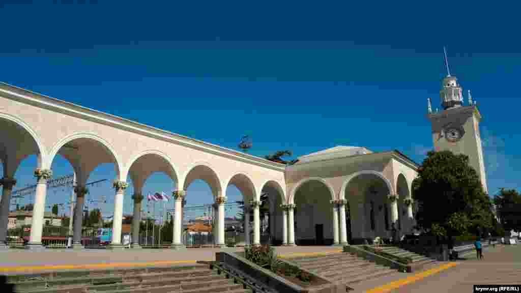 Подлинная визитка крымской столицы – железнодорожный вокзал. Старый вокзал в Симферополе был уничтожен при отступлении нацистских оккупантов в апреле 1944 года