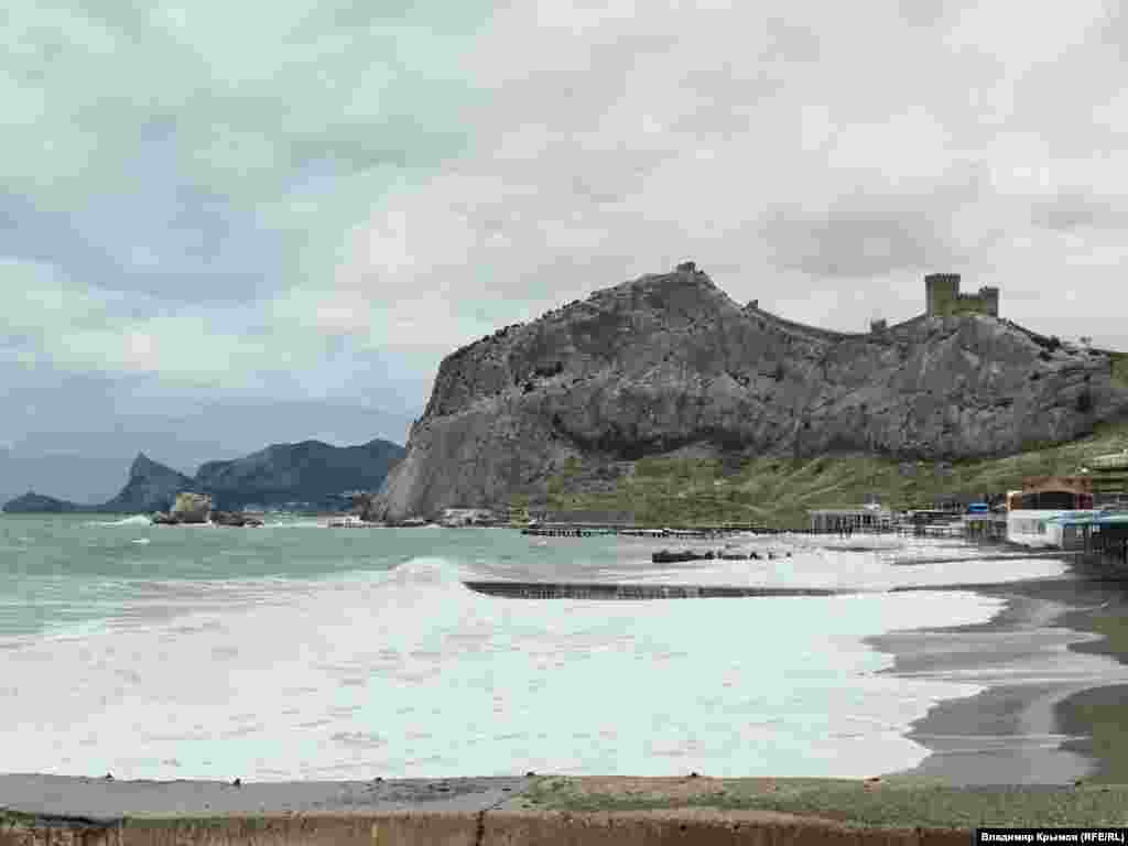 И только Судакская крепость смотрит на все это с высоты, как бы говоря «и это пройдет»…