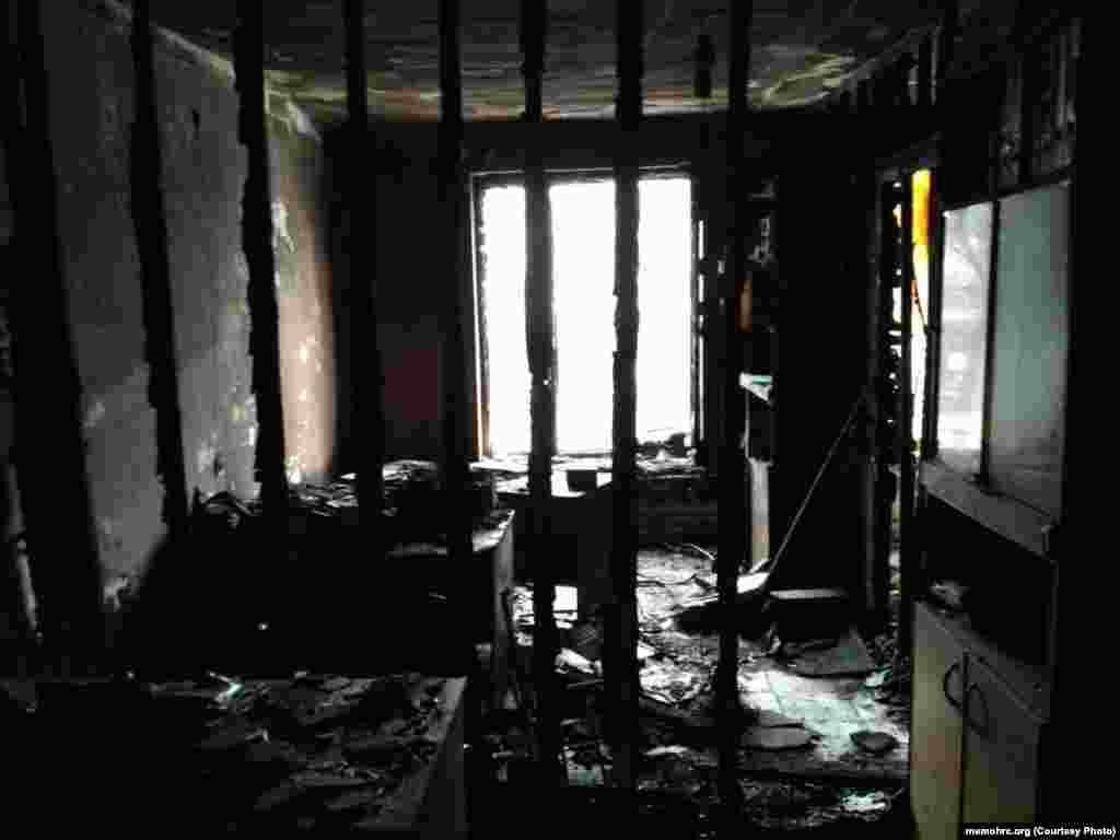 Двое неизвестных мужчин подожгли офис правозащитного центра "Мемориал" в Назрани. По словам члена совета организации Олега Орлова, камеры наружного наблюдения в 03.35 утра 17 января зафиксировали машину, подъехавшую к зданию, где расположен офис.