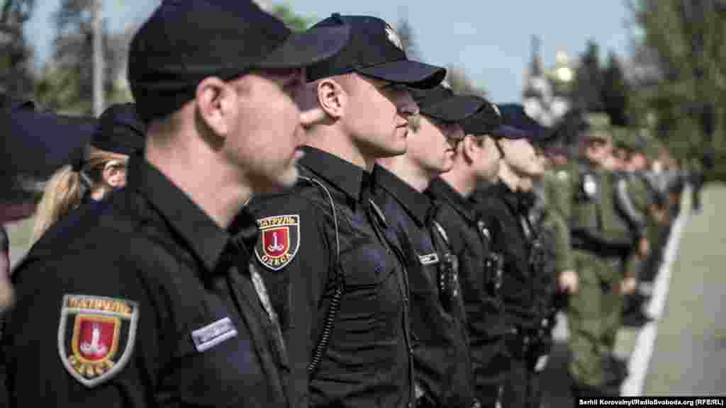 На Куликовому полі в Одесі підрозділи поліції та Національної гвардії провели підготовку до охорони правопорядку під час травневих свят. Ситуація в Одесі залишається напруженою через конфронтацію в місті проукраїнських та проросійських сил. За останній місяць тут неодноразово відбувалися зіткнення між активістами різних таборів. Одеса, 30 квітня 2016 року ДИВИТИСЬ ФОТОГАЛЕРЕЮ