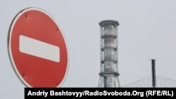 Саркофаг над зруйнованим четвертим енергоблоком Чорнобильської атомної електростанції