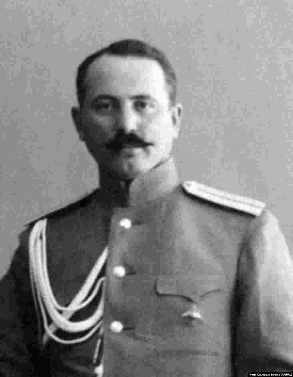 Князь Нух-бек Тарковский, военный и политический деятель Дагестана, командир I-го Дагестанского полка. Военный диктатор Дагестана (сентябрь-октябрь 1918 года). Служил в Добровольческом корпусе генерала Антона Деникина. С 1920 года жил в эмиграции, умер в Швейцарии.