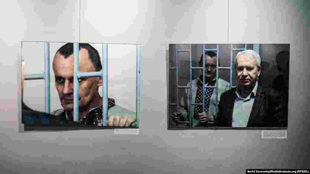 Слева – Николай Карпюк. «Карпюк все время заключения держался стойко. Ему присылали вышиванки, а он раздавал их чеченцам в СИЗО, и они ходили в них из уважения к нему. Его уважала охрана, приставы в суде и даже судьи ... »(текст Антона Наумлюка). Справа - Докка Ицлаев, адвокат Николая Карпюка, «... как и адвокат Станислава Клыха, подвергался серьезному давлению со стороны суда»