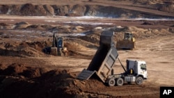 Робітники видобувають рідкісноземельний мінерал ільменіт у кар'єрі в центральній частині Кіровоградської області України