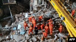 Рятувальники працюють на місці завалів готелю в місті Сучжоу, Китай, 12 липня 2021 року