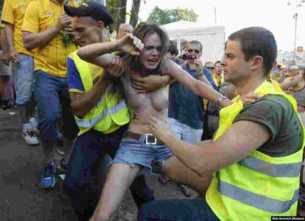 Охоронці затримують Оксану Шачко під час акції протесту на &laquo;Євро-2012&raquo;