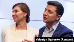 Обраний президент України Володимир Зеленський (праворуч) та його дружина