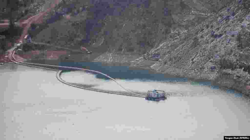 Плавучая станция, на которой размещены насосы, выкачивающие воду из карьера. Подавать воду в систему водоснабжения Севастополя начали с 19 декабря. По склонам карьера видно, что уровень воды, которую еще продолжают выкачивать, понизился на 5-6 метров