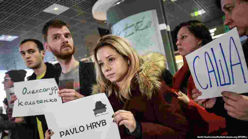 Активисты держали таблички с фамилиями политзаключенных 