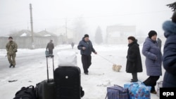 Жители Дебальцева в ожидании автобуса для эвакуации, 30 января 2015 г.