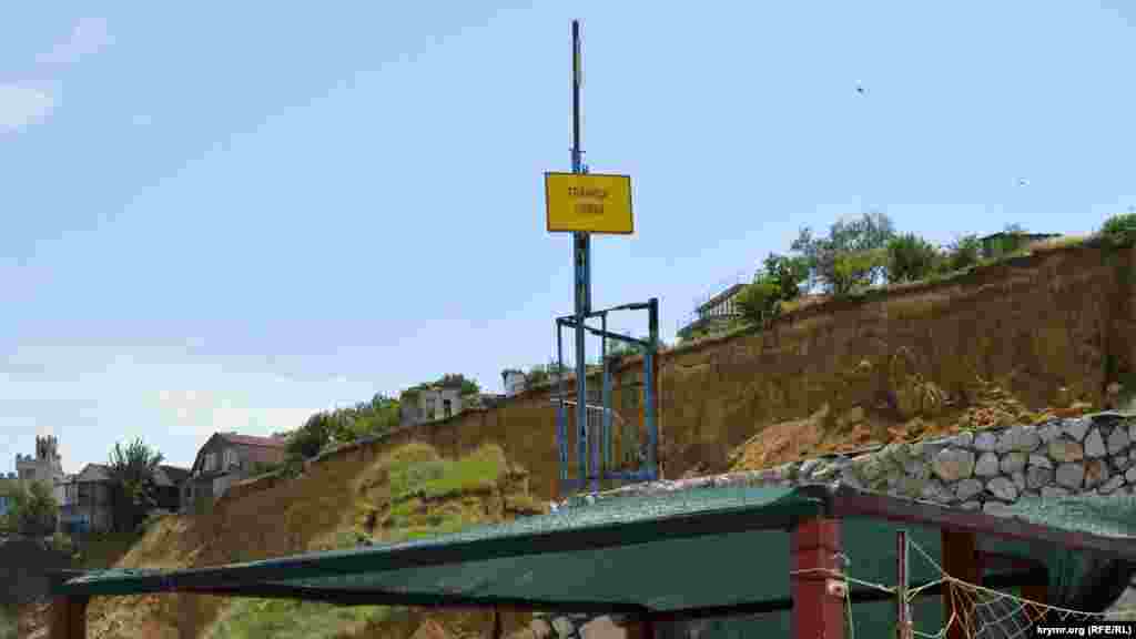 Всего под угрозой находятся 33 дачных участка. Длина оползнеопасной зоны – более 800 метров