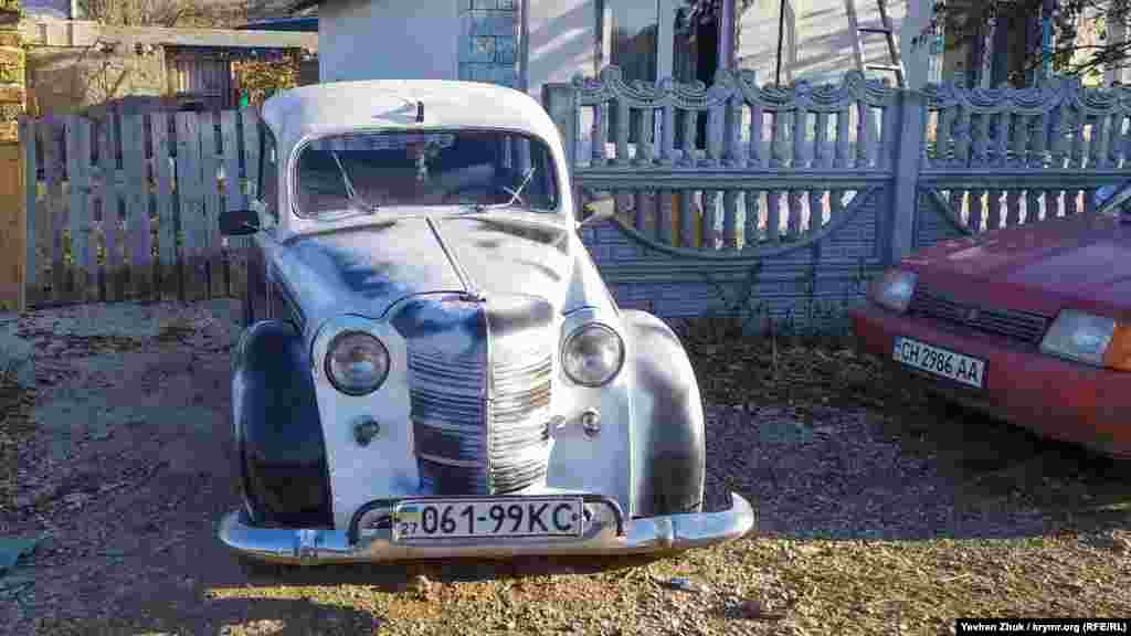 А у другого дома стоит раритетный «Москвич 401»